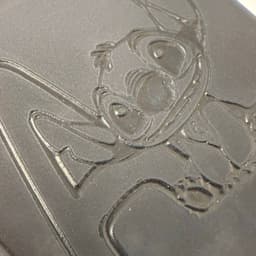 Coque personnalisée avec zoom sur la gravure logo