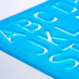 Pochoir en lettre bleu
